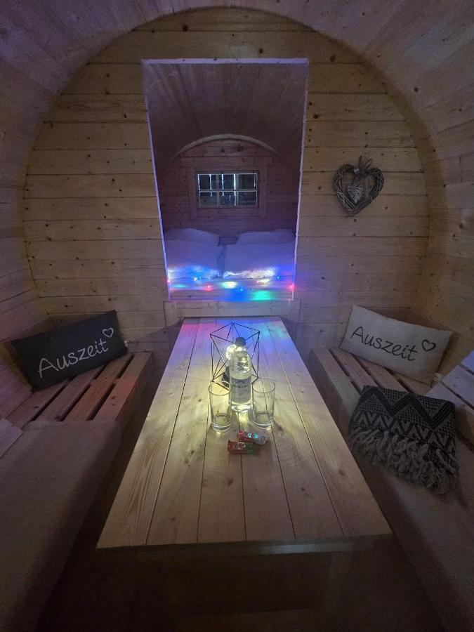 Tente de luxe Schlaffass Mit Wellness In Alter Scheune